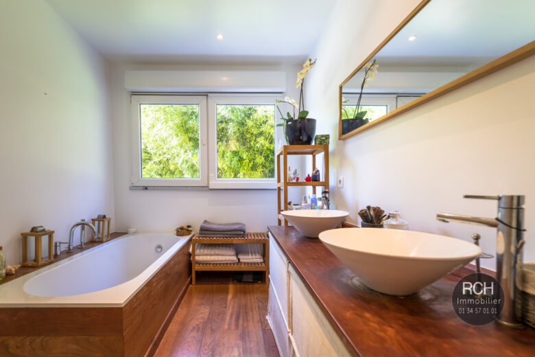 Photos du bien : Thiverval-Grignon – Maison contemporaine en bois dans un très bel environnement