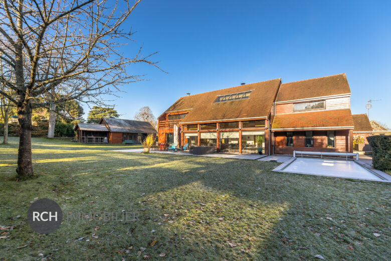 Photos du bien : Exclusivité – Goupillières – Maison d’architecte avec piscine et dépendances dans un environnement calme