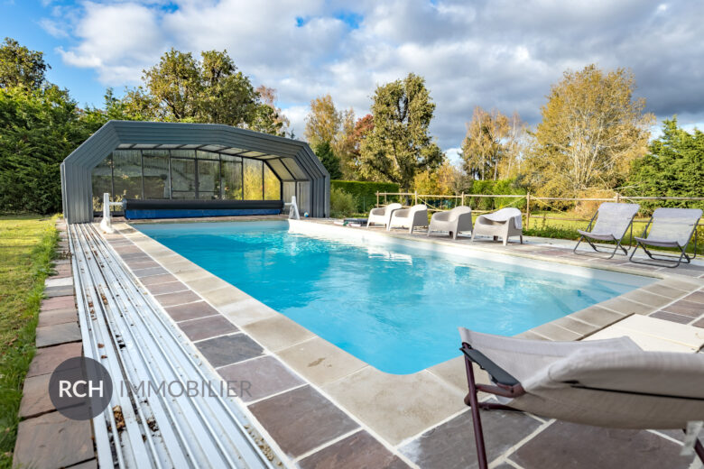 Photos du bien : Grosrouvre – Maison d’architecte entièrement rénovée avec piscine couverte et dépendance