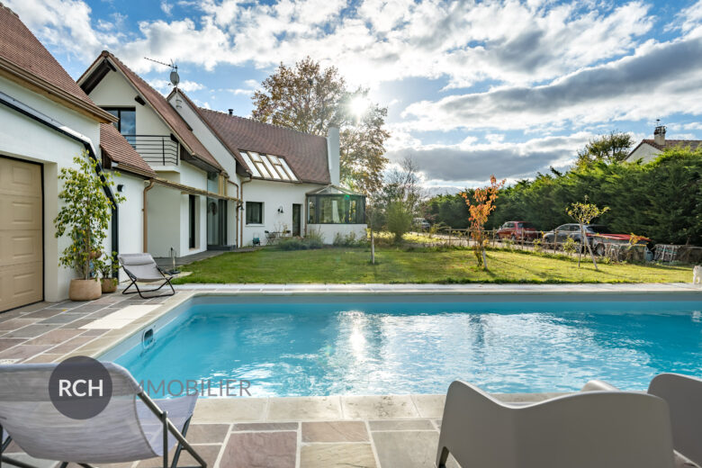 Photos du bien : Exclusivité – Grosrouvre – Maison d’architecte entièrement rénovée avec piscine couverte et dépendance