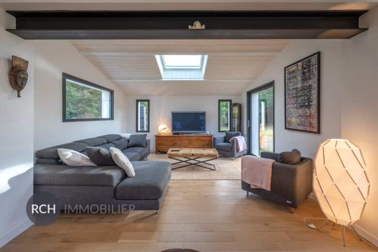 Photos du bien : Grosrouvre – Maison d’architecte entièrement rénovée avec piscine couverte et dépendance