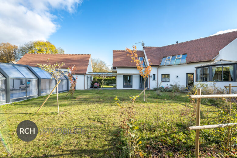 Photos du bien : Grosrouvre – Maison d’architecte entièrement rénovée avec piscine couverte et dépendance