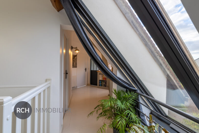 Photos du bien : Grosrouvre – Maison d’architecte entièrement rénovée avec piscine couverte et dépendance