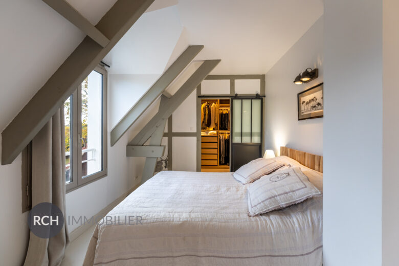Photos du bien : Grosrouvre – Maison d’architecte entièrement rénovée avec piscine couverte et dépendance