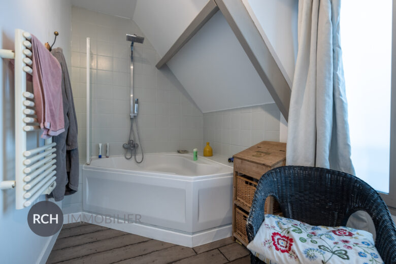 Photos du bien : Grosrouvre – Maison d’architecte entièrement rénovée avec piscine couverte et dépendance