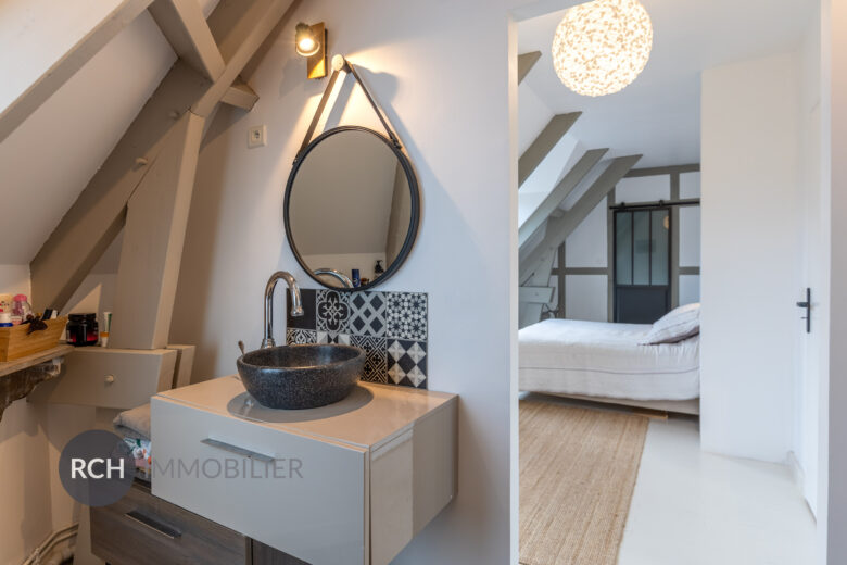 Photos du bien : Grosrouvre – Maison d’architecte entièrement rénovée avec piscine couverte et dépendance