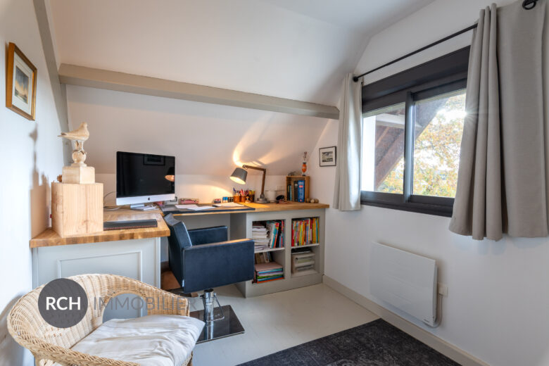 Photos du bien : Grosrouvre – Maison d’architecte entièrement rénovée avec piscine couverte et dépendance