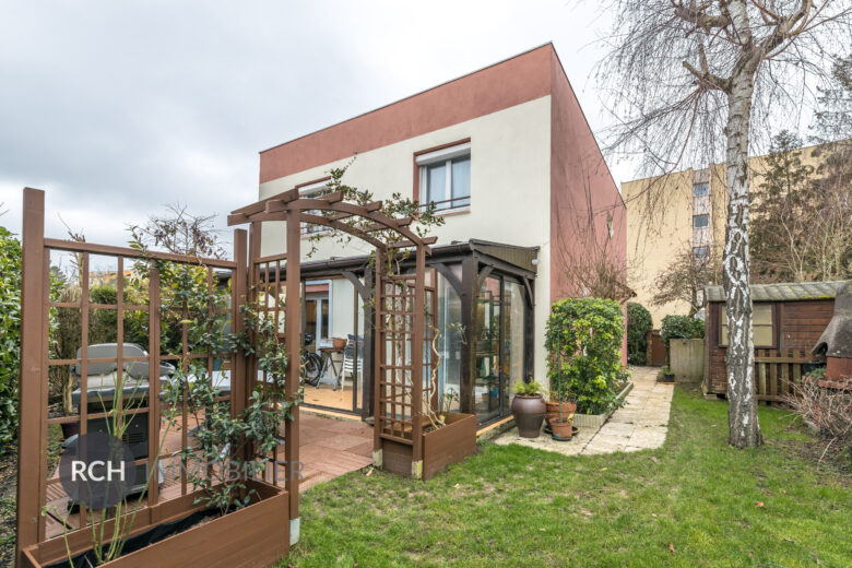 Photos du bien : Elancourt – Maison au sein d’une résidence familiale avec toutes commodités à pieds