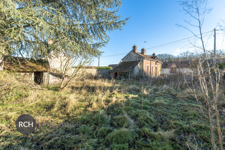 Photos du bien : Les Bréviaires – Maisonnette à rénover en coeur de village avec commerce et école