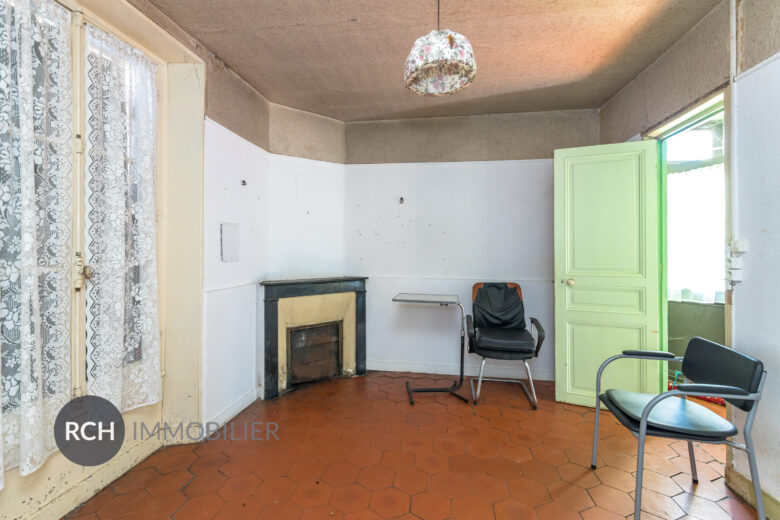 Photos du bien : Les Bréviaires – Maisonnette à rénover en coeur de village avec commerce et école