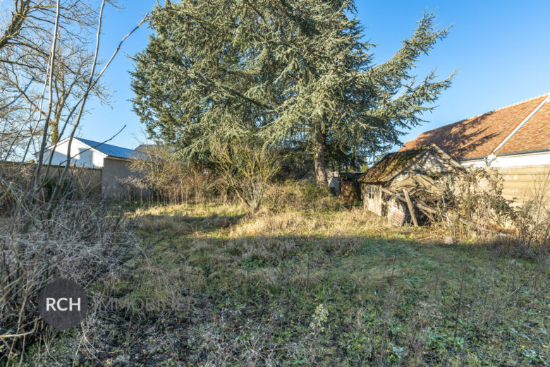 Photos du bien : Les Bréviaires – Maisonnette à rénover en coeur de village avec commerce et école