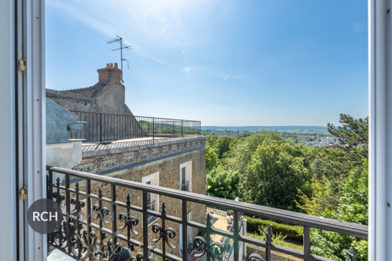 Photos du bien : Neauphle-le-Château – Centre historique – Très bel appartement au dernier étage entièrement rénové avec grande terrasse et vue panoramique