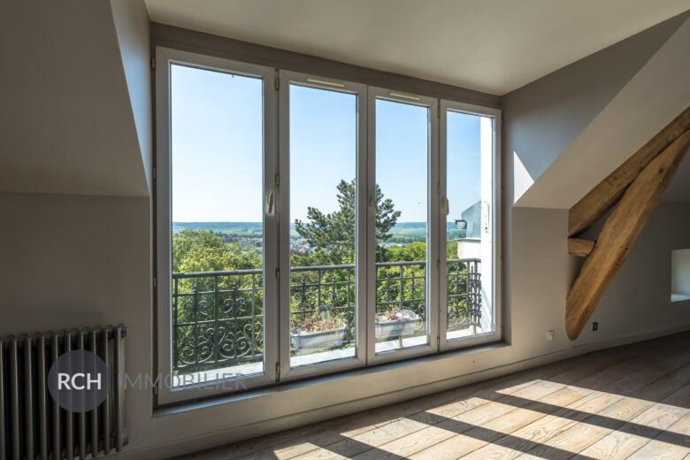 Photos du bien : Neauphle-le-Château – Centre historique – Très bel appartement au dernier étage entièrement rénové avec grande terrasse et vue panoramique