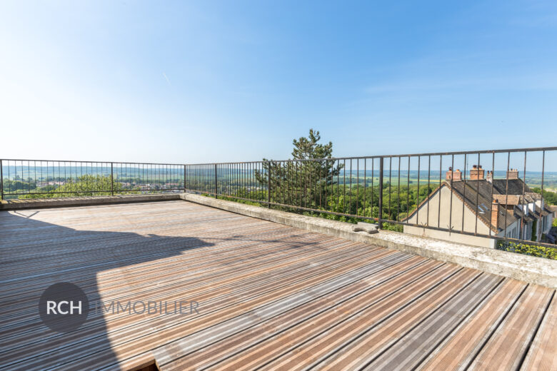 Photos du bien : Neauphle-le-Château – Centre historique – Très bel appartement au dernier étage entièrement rénové avec grande terrasse et vue panoramique