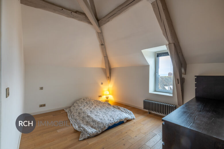 Photos du bien : Neauphle-le-Château – Centre historique – Très bel appartement au dernier étage entièrement rénové avec grande terrasse et vue panoramique