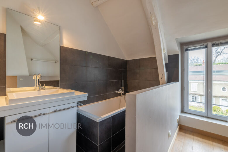 Photos du bien : Neauphle-le-Château – Centre historique – Très bel appartement au dernier étage entièrement rénové avec grande terrasse et vue panoramique