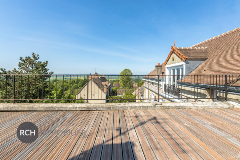 Photos du bien : Neauphle-le-Château – Centre historique – Très bel appartement au dernier étage entièrement rénové avec grande terrasse et vue panoramique