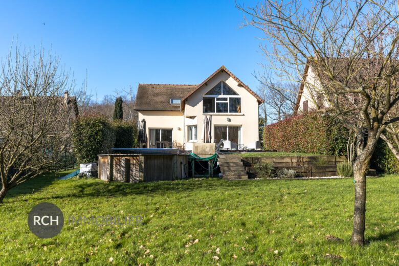 Photos du bien : Montfort-l’Amaury – Jolie maison familiale avec piscine et accès forêt