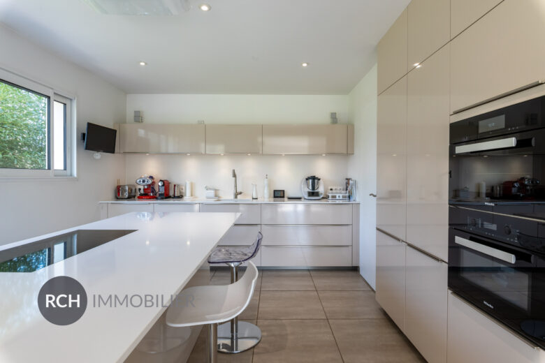 Photos du bien : Jouars-Pontchartrain – Belle maison moderne sur un magnifique terrain paysagé