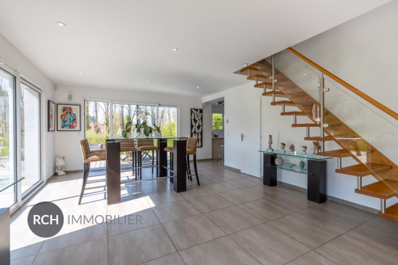 Photos du bien : Jouars-Pontchartrain – Belle maison moderne sur un magnifique terrain paysagé