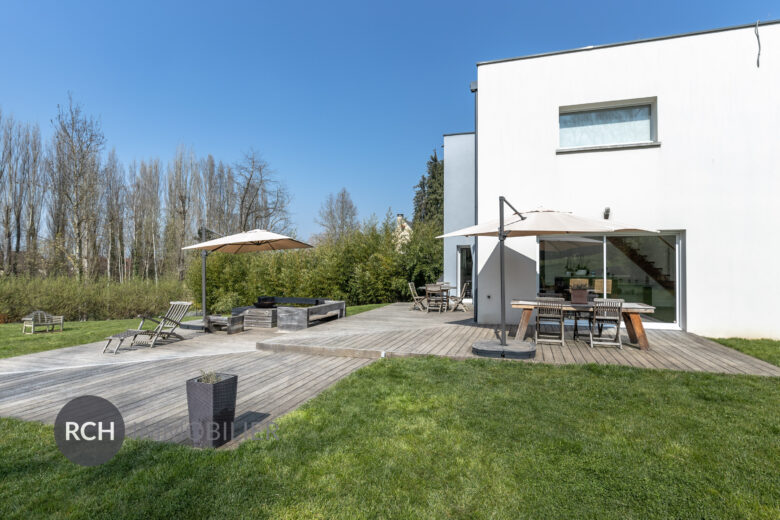 Photos du bien : Jouars-Pontchartrain – Belle maison moderne sur un magnifique terrain paysagé