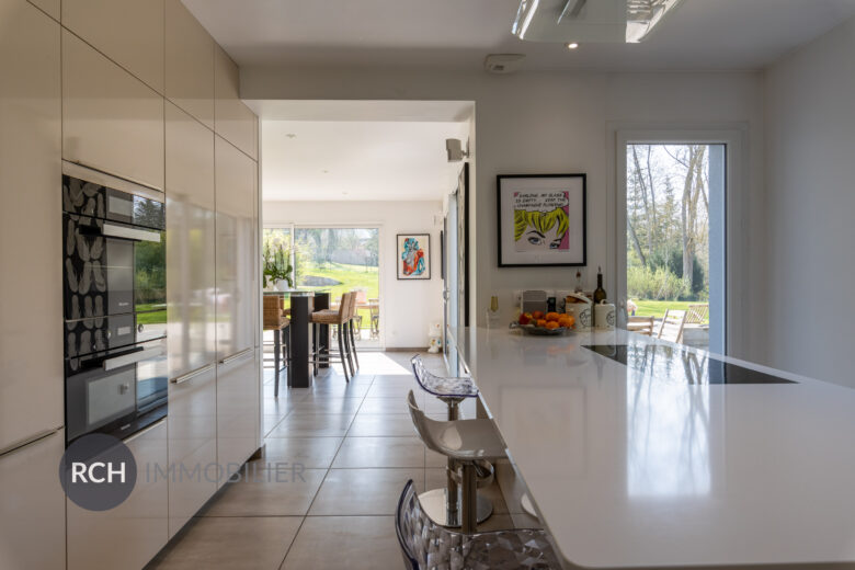 Photos du bien : Jouars-Pontchartrain – Belle maison moderne sur un magnifique terrain paysagé