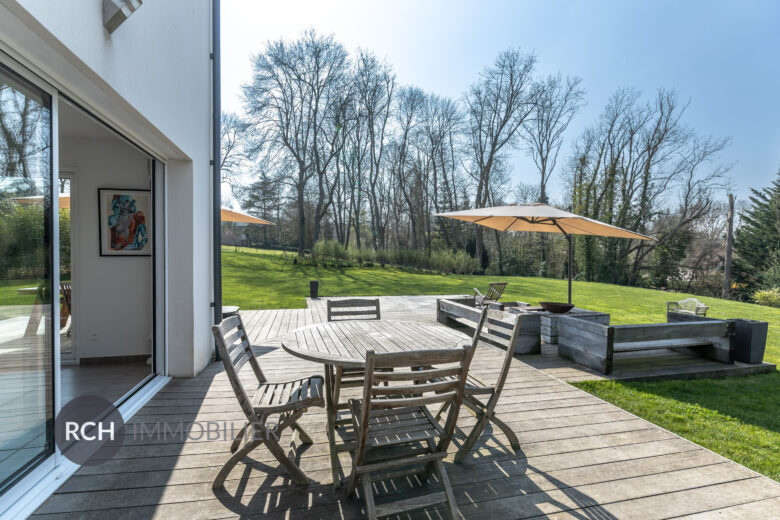 Photos du bien : Jouars-Pontchartrain – Belle maison moderne sur un magnifique terrain paysagé