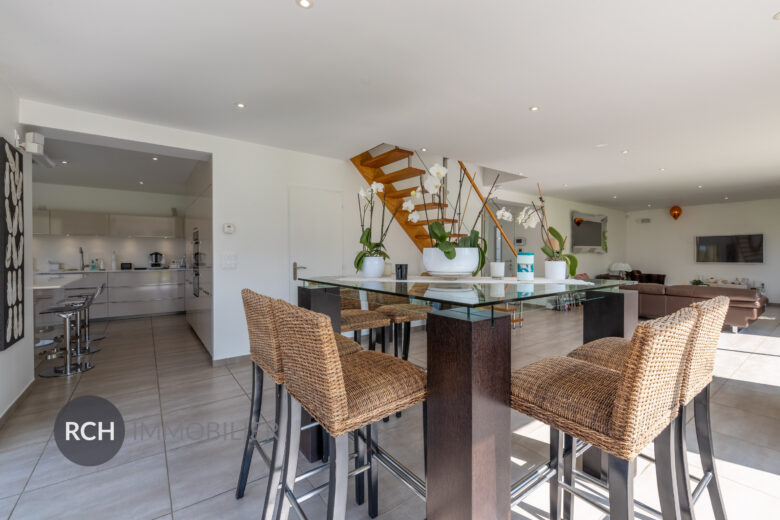 Photos du bien : Jouars-Pontchartrain – Belle maison moderne sur un magnifique terrain paysagé