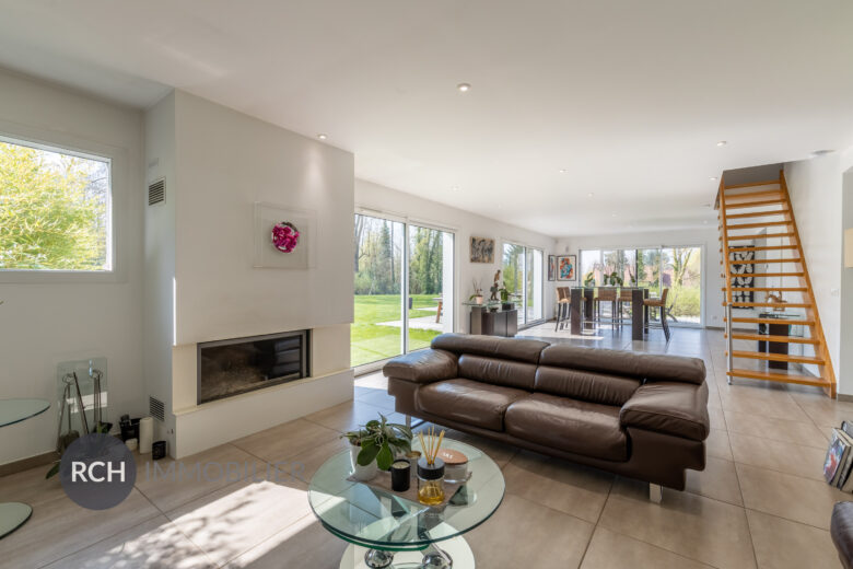 Photos du bien : Jouars-Pontchartrain – Belle maison moderne sur un magnifique terrain paysagé