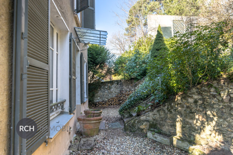 Photos du bien : Montfort-l’Amaury – Charmante maison des années 30 avec vue dégagée