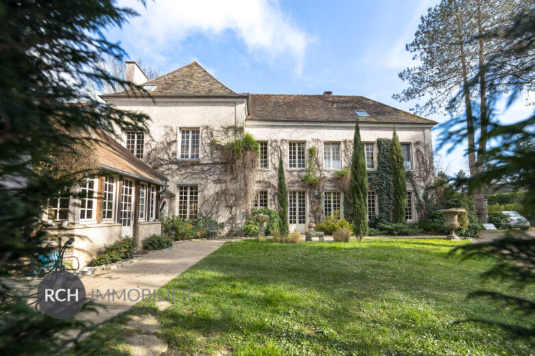 Photos du bien : Montfort l’Amaury Centre – Magnifique propriété historique en parfait état avec piscine et pool house en coeur de village
