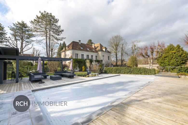 Photos du bien : Montfort l’Amaury Centre – Magnifique propriété historique en parfait état avec piscine et pool house en coeur de village