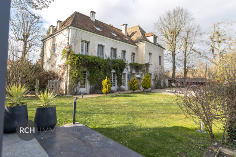 Photos du bien : Montfort l’Amaury Centre – Magnifique propriété historique en parfait état avec piscine et pool house en coeur de village