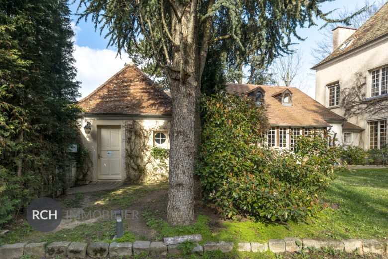 Photos du bien : Montfort l’Amaury Centre – Magnifique propriété historique en parfait état avec piscine et pool house en coeur de village