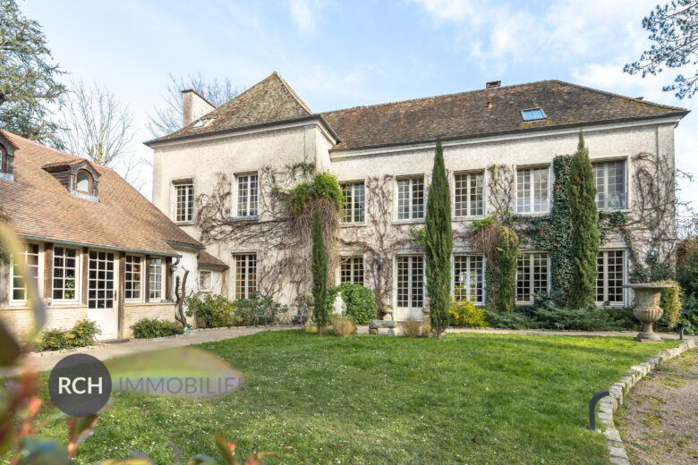 Photos du bien : Montfort l’Amaury Centre – Magnifique propriété historique en parfait état avec piscine et pool house en coeur de village