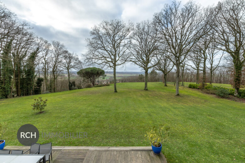 Photos du bien : Neauphle-le-Château – Belle propriété dans un environnement boisé avec vue imprenable