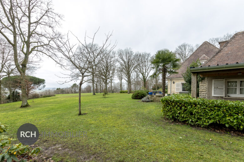 Photos du bien : Neauphle-le-Château – Belle propriété dans un environnement boisé avec vue imprenable