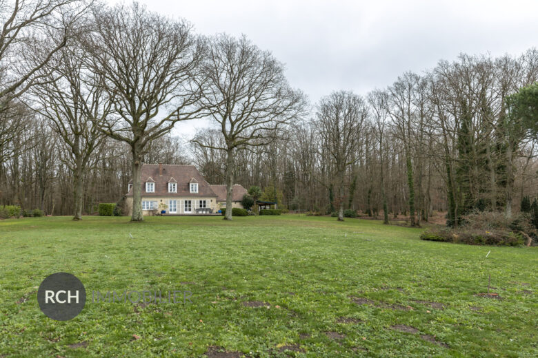 Photos du bien : Neauphle-le-Château – Belle propriété dans un environnement boisé avec vue imprenable