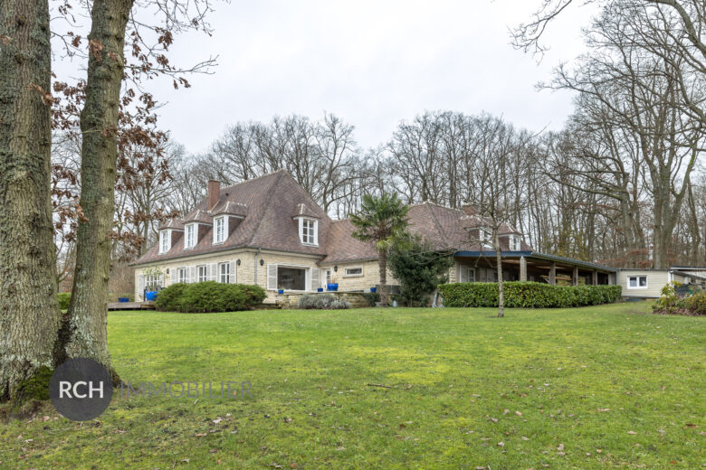 Photos du bien : Neauphle-le-Château – Belle propriété dans un environnement boisé avec vue imprenable