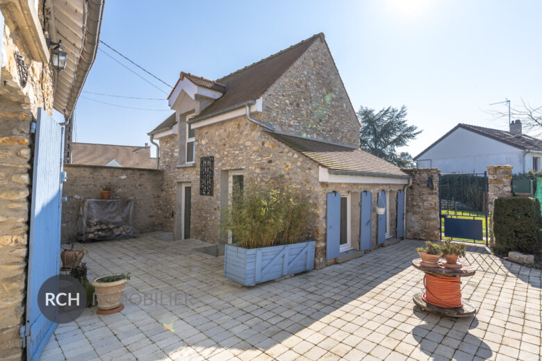 Photos du bien : Villiers-le-Mahieu – Exclusivité – Charmante maison ancienne avec dépendance