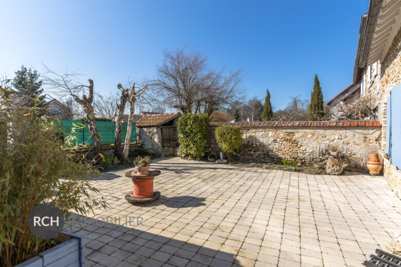 Photos du bien : Villiers-le-Mahieu – Exclusivité – Charmante maison ancienne avec dépendance