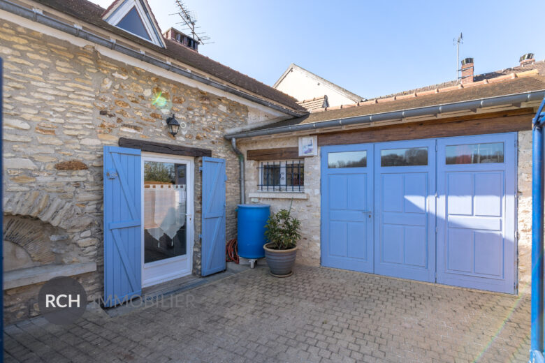 Photos du bien : Villiers-le-Mahieu – Exclusivité – Charmante maison ancienne avec dépendance