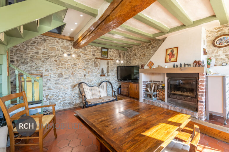 Photos du bien : Villiers-le-Mahieu – Exclusivité – Charmante maison ancienne avec dépendance