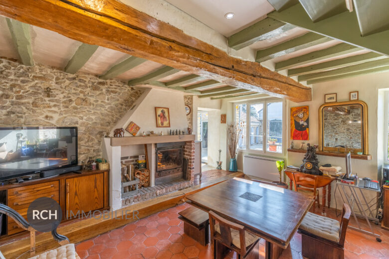 Photos du bien : Villiers-le-Mahieu – Exclusivité – Charmante maison ancienne avec dépendance