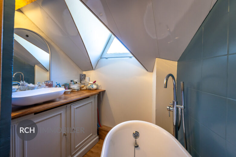 Photos du bien : Villiers-le-Mahieu – Exclusivité – Charmante maison ancienne avec dépendance