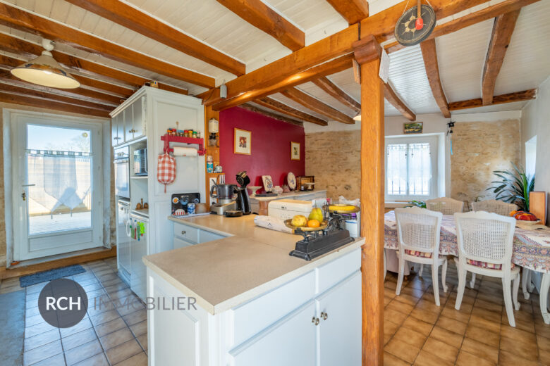 Photos du bien : Villiers-le-Mahieu – Exclusivité – Charmante maison ancienne avec dépendance