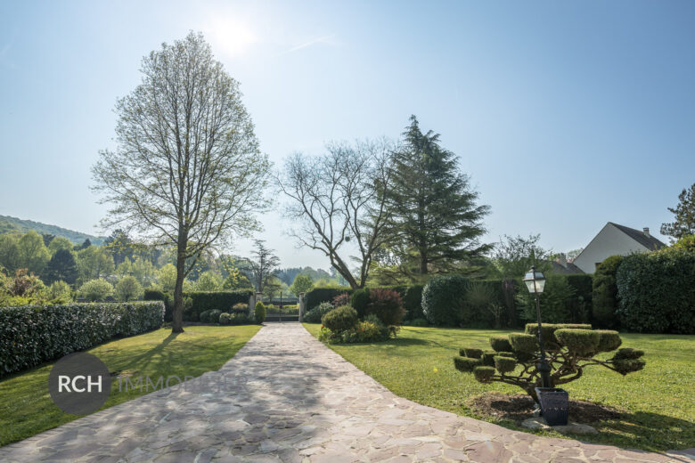 Photos du bien : Exclusivité – Dampierre-en-Yvelines – Très belle maison familiale avec piscine couverte à deux pas du château