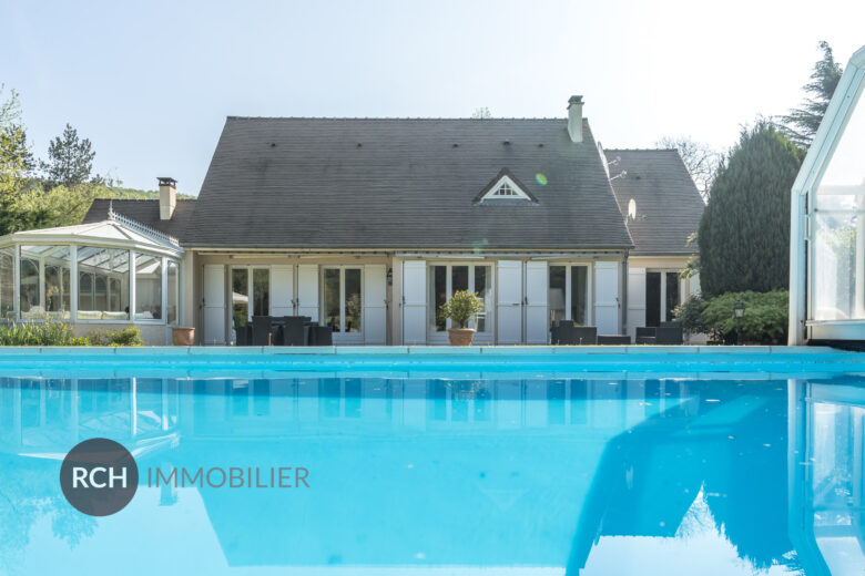 Photos du bien : Exclusivité – Dampierre-en-Yvelines – Très belle maison familiale avec piscine couverte à deux pas du château