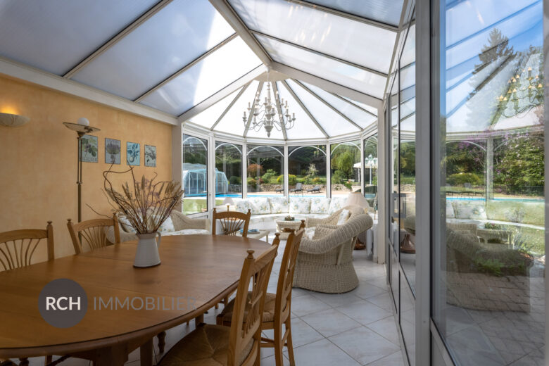 Photos du bien : Exclusivité – Dampierre-en-Yvelines – Très belle maison familiale avec piscine couverte à deux pas du château