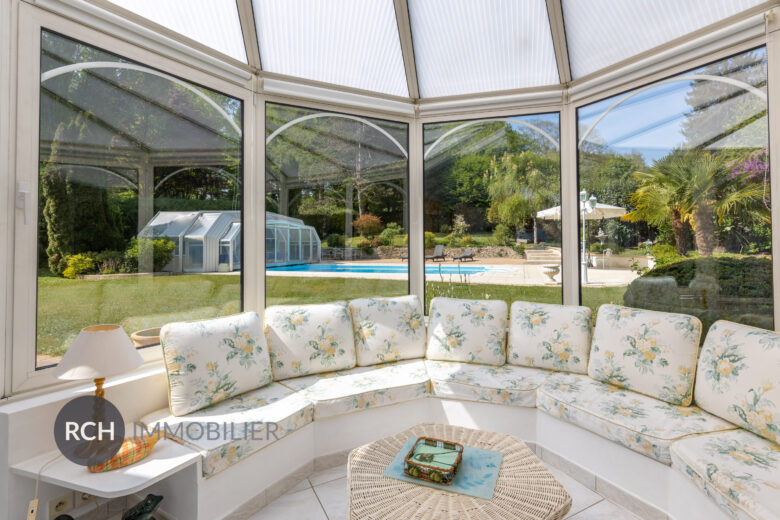 Photos du bien : Exclusivité – Dampierre-en-Yvelines – Très belle maison familiale avec piscine couverte à deux pas du château